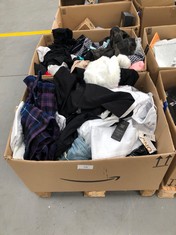 PALLET OF QUANTITY OF CLOTHES OF VARIOUS MODELS AND SIZES INCLUDING WHITE TROUSERS.