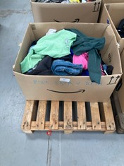 PALLET WITH QUANTITY OF CLOTHES OF VARIOUS BRANDS INCLUDING GREEN SWEATSHIRT (THEY ARE DIRTY OR TORN).