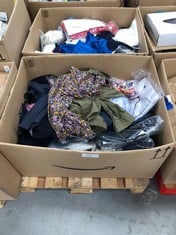 PALLET OF ASSORTED CLOTHING OF VARIOUS BRANDS AND SIZES INCLUDING WHITE T-SHIRTS.