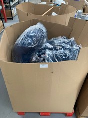 PALLET OF CLOTHES IN DIFFERENT SIZES AND MODELS INCLUDING BLUE JEANS SIZE L .