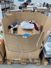 PALLET OF MISCELLANEOUS ITEMS INCLUDING ELASTIC JACQUARD CHAIR COVER.