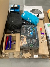 PALLET WITH A VARIETY OF HOUSEHOLD ITEMS INCLUDING DYSON HOOVER ACCESSORIES.