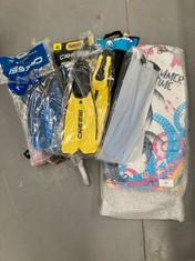 9 X WATER SPORTS ITEMS INCLUDING BLUE CRESSI FINS SIZE 39/40.