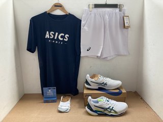 QTY OF ASSORTED CLOTHING ITEMS TO INCLUDE ASICS SOLUTION SPEED FF 3 IN WHITE/MAKO BLUE - UK 9.5 & ASICS CUSHIONED COURT PLUS SOCKS: LOCATION - J8