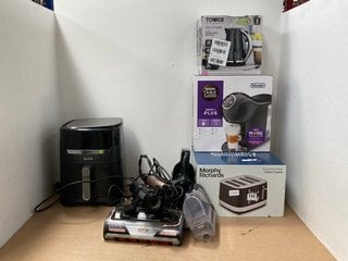 QTY OF ASSORTED APPLIANCES AND DEVICES TO INCLUDE NESCAFE DOLCE GUSTO GENIO S PLUS COFFEE POD MACHINE: LOCATION - J13