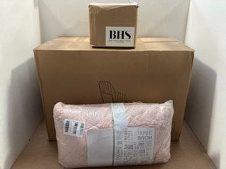 3 X ASSORTED HOMEWARE ITEMS TO INCLUDE KING SIZE FAUX FUR ZIG ZAG DUVET SET IN BLUSH PINK: LOCATION - J15