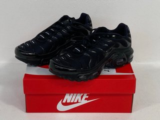 NIKE AIR MAX PLUS OLDER KIDS TRAINERS IN BLACK - RRP £109: LOCATION - FRONT BOOTH