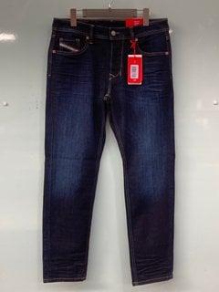 DIESEL 1986 LARKEE BEEX REGULAR FIT MID WAIST TAPERED LEG JEANS IN DARK DENIM - UK W32 L30 - RRP £145.00: LOCATION - FRONT BOOTH