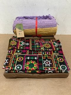 4 X ASSORTED HAND CRAFTED ITEMS TO INCLUDE 2 X EMBROIDERED LAPTOP CASE IN BLACK/MULTI: LOCATION - I2