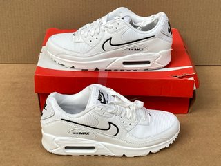 NIKE AIR MAX 90 TRAINERS IN WHITE - UK 8 - RRP £115.00: LOCATION - I1