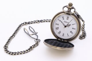 MEN'S EDISON ANTIQUE BRASS COLOURED QUARTZ POCKET WATCH. COMES WITH AN ANTIQUE BRASS COLOURED CHAIN AND GIFT BOX: LOCATION - E1