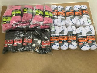 QTY OF ASSORTED MOUNTAIN WAREHOUSE SOCKS TO INCLUDE 5 PACKS OF EXTREME MERINO BOOT LENGTH SOCKS IN BLACK/GREY - SIZE 7-11: LOCATION - H3