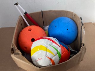 QTY OF ASSORTED SPORTS ITEMS TO INCLUDE 2 X BLIND FOOTBALLS: LOCATION - H6