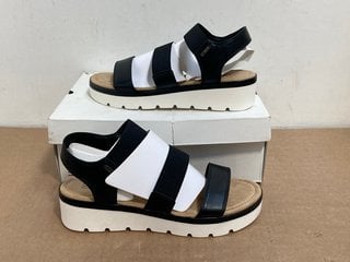 ESPRIT WEDGE SANDALS IN BLACK/WHITE - SIZE UK 6: LOCATION - WA2