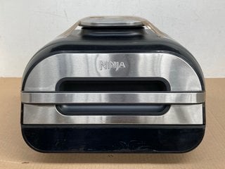 NINJA FOODI MAX 5.7L HEALTH GRILL & AIR FRYER IN GREY/SILVER - MODEL AG551UK - RRP £213: LOCATION - C9