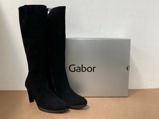 GABOR FRANCES SUEDE KNEE HIGH BOOTS IN SUEDE BLACK - SIZE UK 6 1/2: LOCATION - WA5