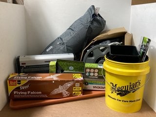 QTY OF ASSORTED OUTDOOR ITEMS TO INCLUDE MEGUIARS LARGE CAR WASH BUCKET IN YELLOW - MODEL RG203: LOCATION - WA7