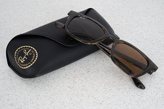 RAYBAN UNISEX SUNGLASSES WITH POLISHED LIGHT HAVANA FRAME - MODEL RB4323 - RRP £172: LOCATION - BOOTH