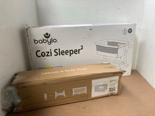 HAUCK DREAM & PLAY PLUS FAST FOLDING AND COMPACT TRAVEL COT - MODEL ‎H-60097 TO INCLUDE BABYLO COZI SLEEPER BEDSIDE BASSINET BABY COT BED - MODEL AP806 - RRP £129: LOCATION - WA11