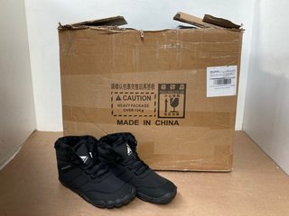 BOX OF MISHASHA MENS BLACK BOOTS - UK SIZE: 9: LOCATION - A 13