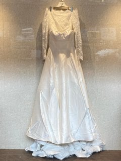 JUSTIN ALEXANDER LUXURY SILK WEDDING DRESS WITH TRAIN IN IVORY - UK SIZE: 12: LOCATION - A 13