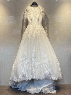 JUSTIN ALEXANDER LUXURY TULLE WEDDING DRESS IN IVORY - UK SIZE: 12: LOCATION - A 13