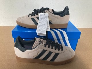 ADIDAS GAZELLE WOMENS TRAINERS IN BEIGE AND BLACK - UK SIZE: 7: LOCATION - A 11