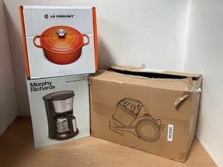 CYLINDER VACUUM CLEANER WITH ATTACHMENTS IN GREY TO INCLUDE MORPHY RICHARDS EQUIP FILTER COFFEE MACHINE TO INCLUDE LE CREUSET 26CM SIGNATURE ROUND CASSEROLE DISH: LOCATION - A 10