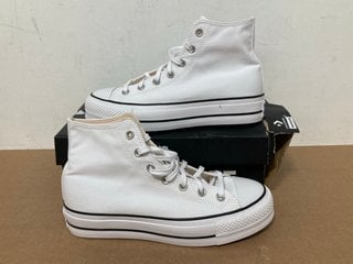 CONVERSE WIDE WOMENS TRAINERS IN WHITE - UK SIZE: 7: LOCATION - A 5