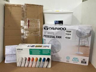 5 X ASSORTED HOUSEHOLD ITEMS TO INCLUDE DAEWOO 16" WHITE PEDESTAL FAN: LOCATION - A 4