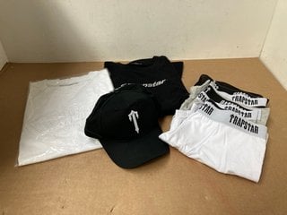 4 X ASSORTED MENS TRAPSTAR CLOTHING ITEMS IN VARIOUS SIZES TO INCLUDE ARCH EMBOSSED T-SHIRT IN WHITE- UK SIZE XL: LOCATION - A3