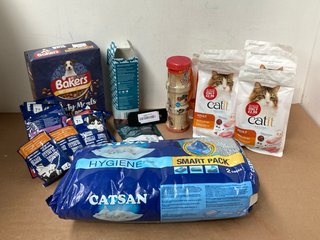 QTY OF ASSORTED PET ITEMS TO INCLUDE 1KG BOX OF PURINA BAKERS COMPLETE SMALL DOG FOOD- BBE 10/25: LOCATION - A3