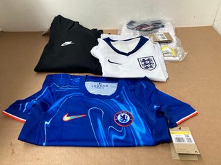 4 X CHILDRENS CLOTHING ITEMS IN VARIOUS SIZES TO INCLUDE NIKE CHELSEA HOME STADIUM FOOTBALL SHIRT- SIZE S: LOCATION - A2