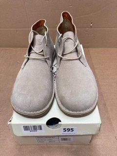 DELICIOUS JUNCTION MENS CROWLEY DESERT BOOTS IN BEIGE- UK SIZE 11: LOCATION - B1