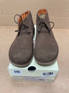 DELICIOUS JUNCTION MENS CROWLEY DESERT BOOTS IN CHOCOLATE- UK SIZE 10: LOCATION - B1