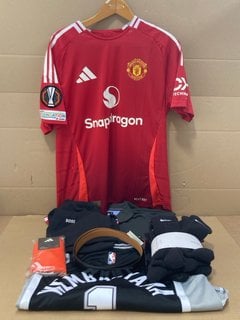 QTY OF ASSORTED MENS CLOTHING ITEMS IN VARIOUS SIZES TO INCLUDE MANCHESTER UNITED FOOTBALL SHIRT- UK SIZE L: LOCATION - B7