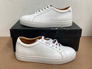 JONES BOOTMAKER SUTTON LEATHER MENS TRAINERS IN WHITE - SIZE UK 7: LOCATION - WA1