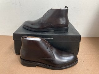 JONES BOOTMAKER DEACON LEATHER CHUKKA BOOTS IN DARK BROWN - SIZE 7: LOCATION - WA1