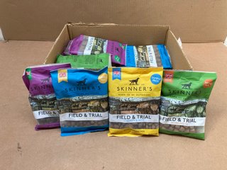 BOX OF SKINNERS FIELD & TRIAL DOG FOOD SAMPLE PACKS IN ASSORTED FLAVOURS TO INCLUDE LAMB & RICE: LOCATION - C16