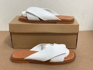 JONES BOOTMAKER HAZELLE FLAT MULE SANDALS IN WHITE - SIZE UK 5: LOCATION - WA1