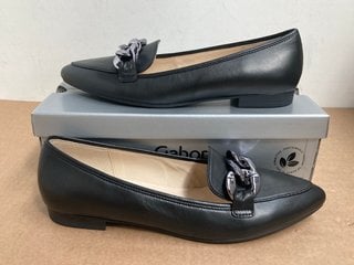 GABOR LEATHER FLAT LOAFERS IN BLACK - SIZE UK 8: LOCATION - WA1