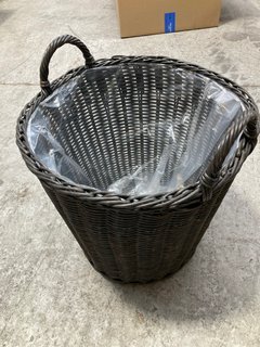 LARGE WOVEN PLANTER IN DARK BROWN: LOCATION - AR17