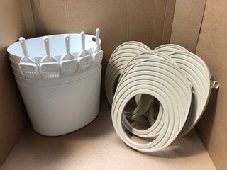 5 X STANDING CAT LITTER TRAYS IN OFF WHITE: LOCATION - AR4