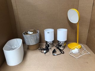 4 X HOUSEHOLD LIGHTING ITEMS TO INCLUDE LUMIE TALL DESK LAMP IN YELLOW: LOCATION - AR5