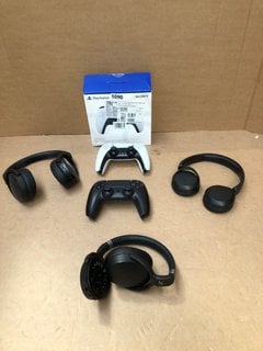 5 X ASSORTED TECH ITEMS TO INCLUDE SONY PLAYSTATION DUAL SENSE WHITE CONTROLLER: LOCATION - AR5