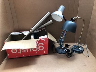 3 X HOUSEHOLD LIGHTING ITEMS TO INCLUDE ADJUSTABLE METAL DESK LAMP: LOCATION - AR6