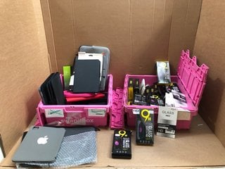 QTY OF ASSORTED TECH ACCESSORIES TO INCLUDE KENDALL CASE IN RED: LOCATION - AR11