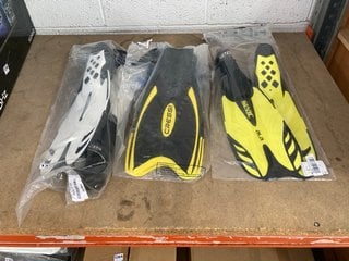 3 X ASSORTED DIVING FLIPPERS TO INCLUDE SEAC ALA BLACK & WHITE DIVING SLIPPERS: LOCATION - BR15