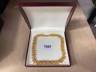 A BOXED GOLD COLOURED NECKLACE: LOCATION - AR9