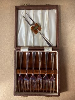 A SET OF SILVER COLOURED VINTAGE DESSERT FORKS AND SERVER, CASED: LOCATION - AR9